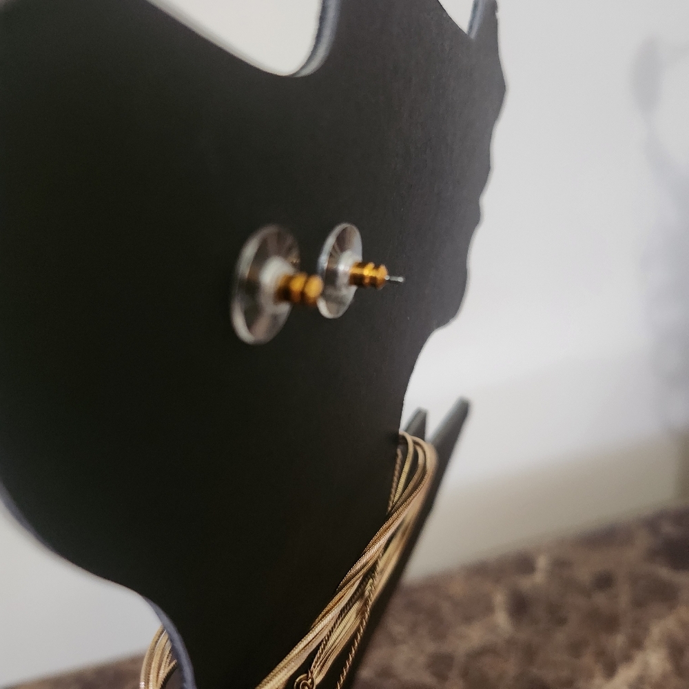 Patricia Nash Cameo Dangle Gold Pierce Earrings New - Picture 6 of 8